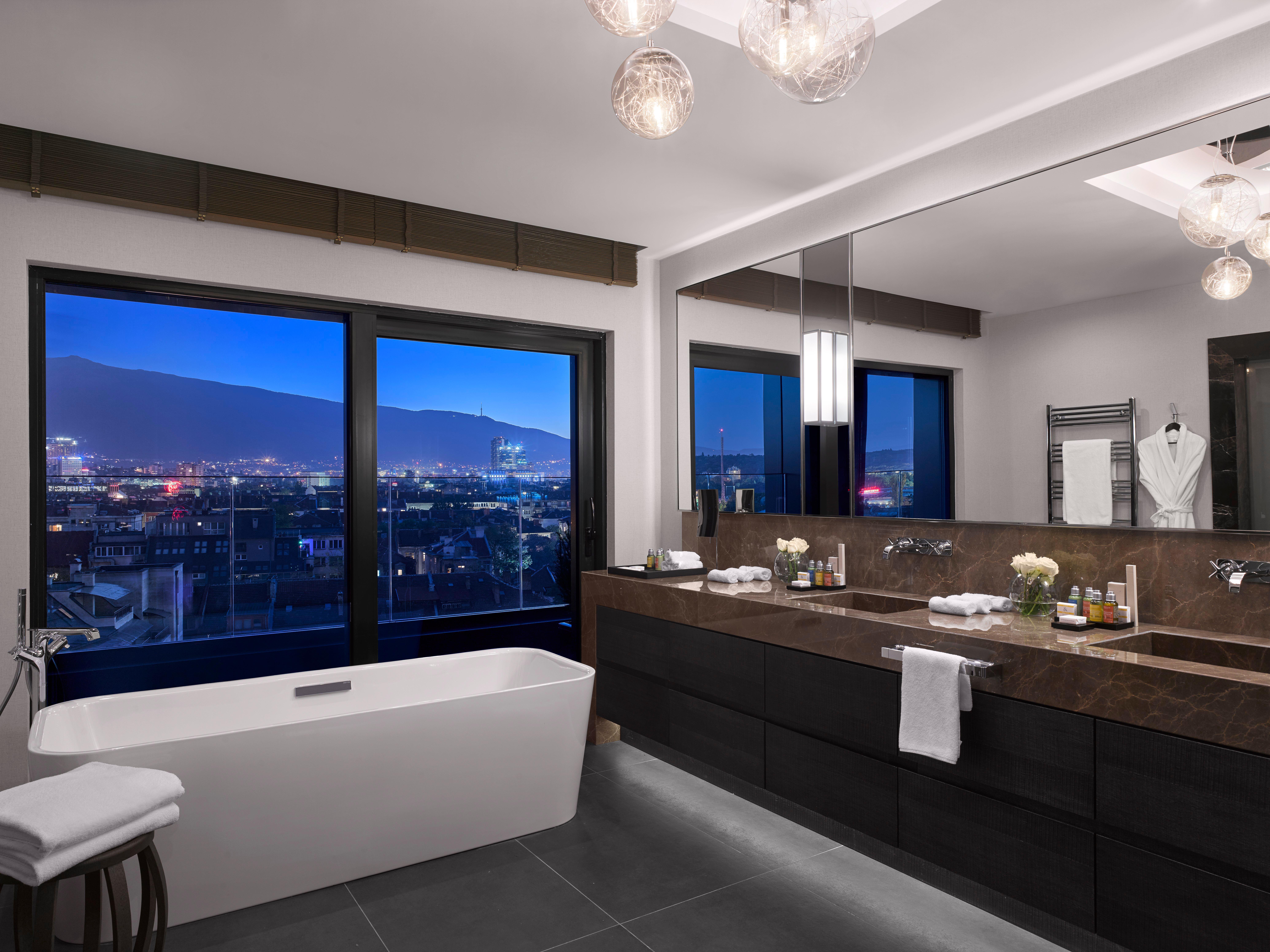 InterContinental Sofia, an IHG Hotel Esterno foto Bathroom