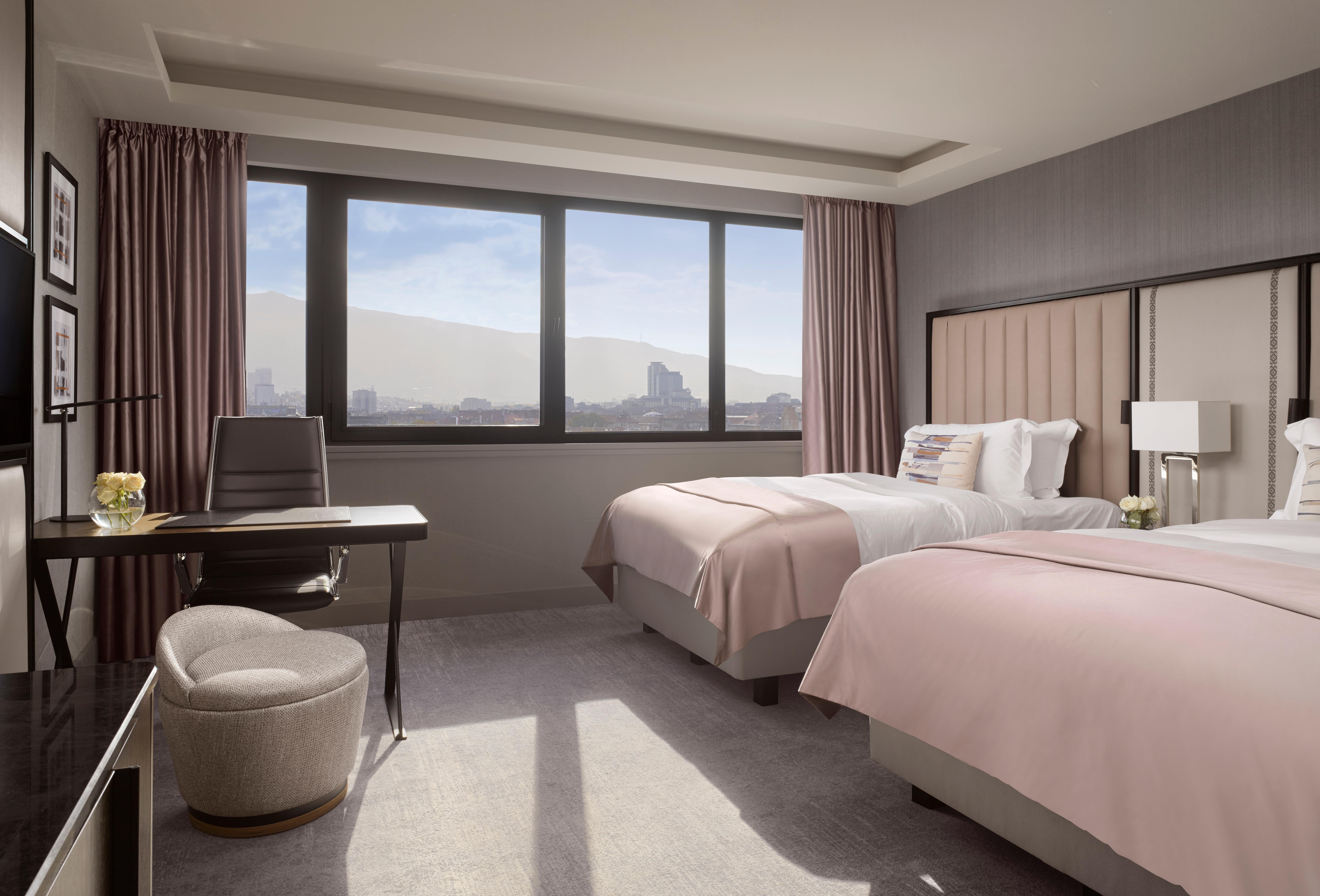 InterContinental Sofia, an IHG Hotel Esterno foto A guest room at the hotel