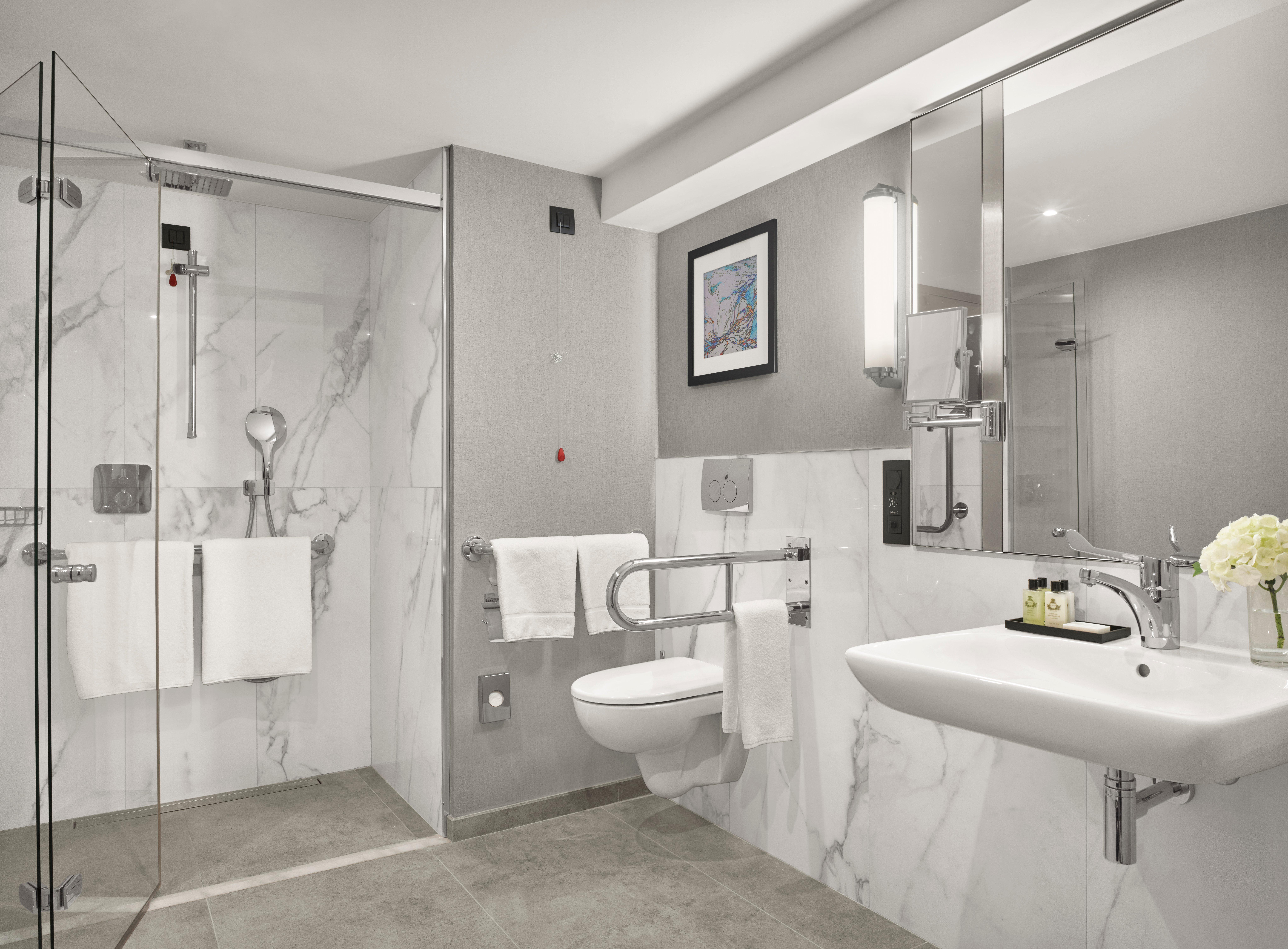 InterContinental Sofia, an IHG Hotel Esterno foto A bathroom in a hotel