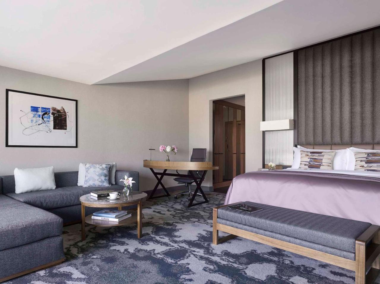 InterContinental Sofia, an IHG Hotel Esterno foto A guest room at the hotel